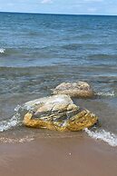 Woodland Retreat: Near Trails, Golf & Wineries!