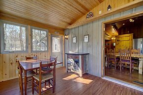 Cozy Log Cabin: 6 Mi to Great Smoky Mtns NP!