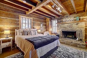 Cozy Log Cabin: 6 Mi to Great Smoky Mtns NP!