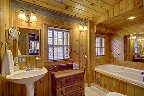 Cozy Log Cabin: 6 Mi to Great Smoky Mtns NP!