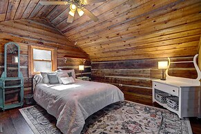 Cozy Log Cabin: 6 Mi to Great Smoky Mtns NP!