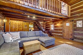 Cozy Log Cabin: 6 Mi to Great Smoky Mtns NP!