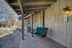 Cozy Log Cabin: 6 Mi to Great Smoky Mtns NP!