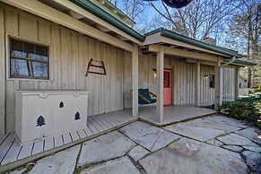 Cozy Log Cabin: 6 Mi to Great Smoky Mtns NP!