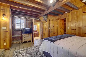 Cozy Log Cabin: 6 Mi to Great Smoky Mtns NP!