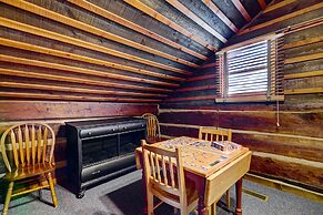 Cozy Log Cabin: 6 Mi to Great Smoky Mtns NP!