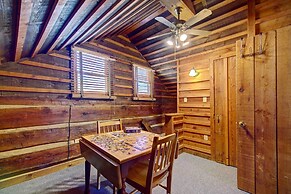 Cozy Log Cabin: 6 Mi to Great Smoky Mtns NP!