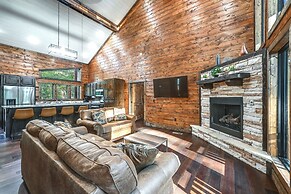 Sleek Cabin w/ Hot Tub: 11 Mi to Broken Bow Lake!