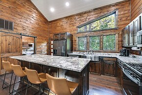 Sleek Cabin w/ Hot Tub: 11 Mi to Broken Bow Lake!