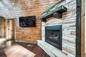 Sleek Cabin w/ Hot Tub: 11 Mi to Broken Bow Lake!