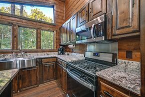 Sleek Cabin w/ Hot Tub: 11 Mi to Broken Bow Lake!