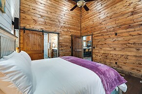 Sleek Cabin w/ Hot Tub: 11 Mi to Broken Bow Lake!