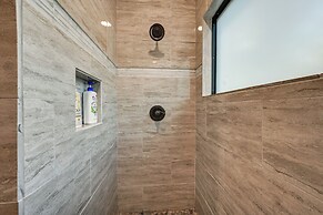 Sleek Cabin w/ Hot Tub: 11 Mi to Broken Bow Lake!