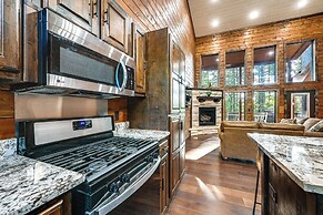 Sleek Cabin w/ Hot Tub: 11 Mi to Broken Bow Lake!