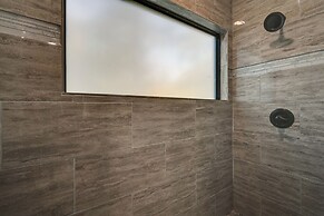 Sleek Cabin w/ Hot Tub: 11 Mi to Broken Bow Lake!