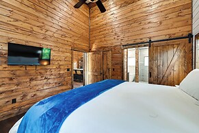 Sleek Cabin w/ Hot Tub: 11 Mi to Broken Bow Lake!