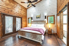 Sleek Cabin w/ Hot Tub: 11 Mi to Broken Bow Lake!