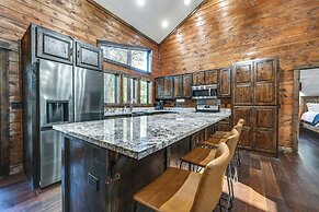 Sleek Cabin w/ Hot Tub: 11 Mi to Broken Bow Lake!