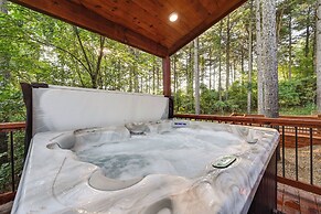 Sleek Cabin w/ Hot Tub: 11 Mi to Broken Bow Lake!