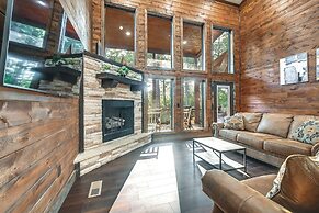Sleek Cabin w/ Hot Tub: 11 Mi to Broken Bow Lake!