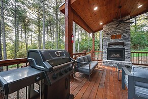 Sleek Cabin w/ Hot Tub: 11 Mi to Broken Bow Lake!