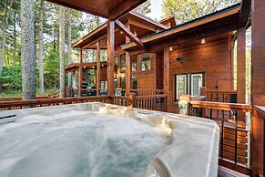 Sleek Cabin w/ Hot Tub: 11 Mi to Broken Bow Lake!