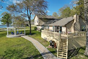 Shared Boat Ramp: Waterfront Home in Grove