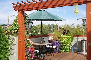 Walkable Downtown Logan Apartment w/ Rooftop Deck