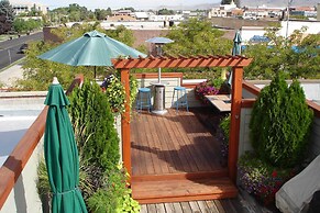 Walkable Downtown Logan Apartment w/ Rooftop Deck