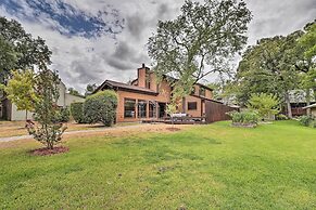 Bryan Home w/ Deck & Yard ~ 4 Mi to Texas A & M!