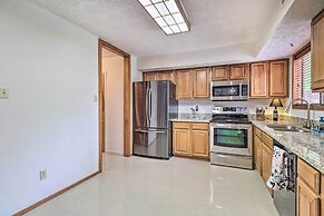 Bryan Home w/ Deck & Yard ~ 4 Mi to Texas A & M!