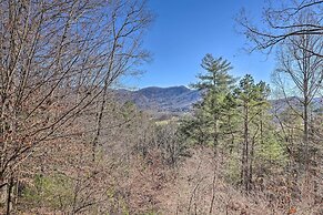 Treetop Sanctuary w/ Long-range Mountain View