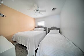 1 Mi to Presque Isle: Waterfront Lake Erie Cottage