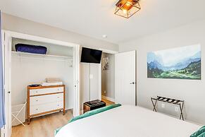 Hot Tub & Fire Pit: Chic Asheville Oasis