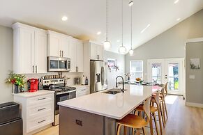 Hot Tub & Fire Pit: Chic Asheville Oasis