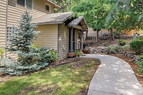 Resort-style Klamath Falls Home, Golf Course View!