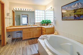 Resort-style Klamath Falls Home, Golf Course View!