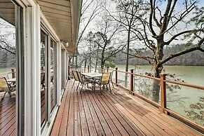 Riverfront Deck + Fire Pit: Hot Springs Retreat!