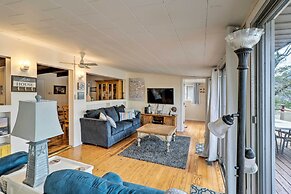 Riverfront Deck + Fire Pit: Hot Springs Retreat!