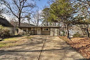 Riverfront Deck + Fire Pit: Hot Springs Retreat!