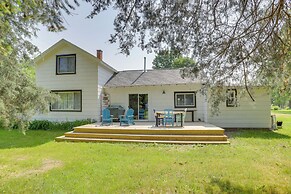 South Haven Farmhouse w/ Fire Pit, 4 Mi to Beach!