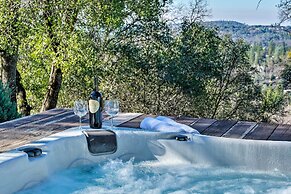 Hot Tub & Mtn Views: Peaceful Columbia Retreat!