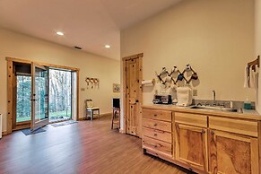 Quaint Apt ~ 5 Miles to Appalachian Trail & Lake!