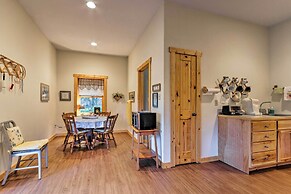 Quaint Apt ~ 5 Miles to Appalachian Trail & Lake!