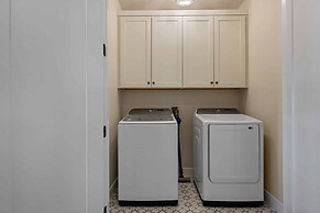 No Bad Days 5 Bedroom Townhouse