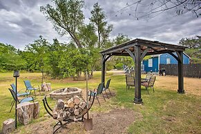 Pottsboro Home w/ Fire Pit < 1 Mi to Lake Texoma!