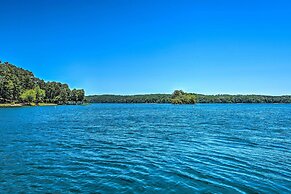 Resort-style Condo w/ Balcony on Lake Keowee