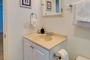 Downtown Kirkland Rental: Steps to Lake Washington