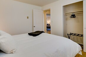 Downtown Kirkland Rental: Steps to Lake Washington