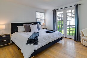 Downtown Kirkland Rental: Steps to Lake Washington